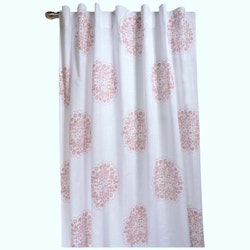 Manda ett vitt gardinset med ett rosa mandalamönster i 100% bomull och med dolda hällor från Boel & Jan, mått 2 x 120 x 240 cm.