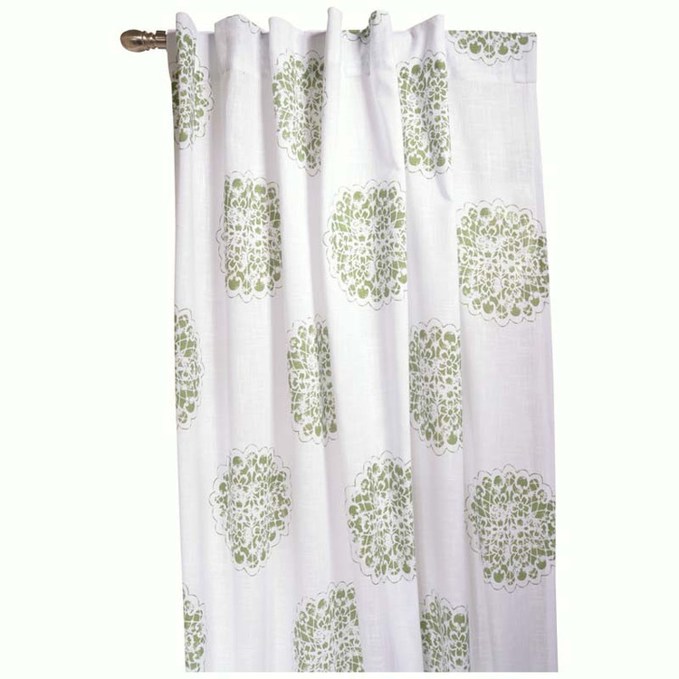 Manda ett vitt gardinset med ett grönt mandalamönster i 100% bomull och med dolda hällor från Boel & Jan, mått 2 x 120 x 240 cm.
