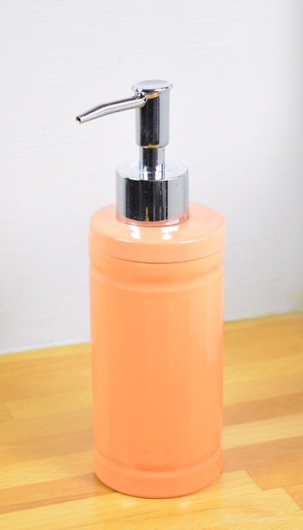 Tvålpump/diskmedelspump. Färg: Orange. Höjd 19 cm.