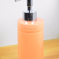 Tvålpump/diskmedelspump. Färg: Orange. Höjd 19 cm.