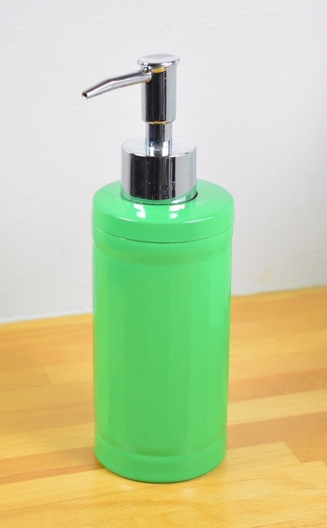 Tvålpump/diskmedelspump. Färg: Grön. Höjd 19 cm.