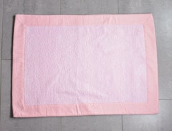 Holly en rosa badrumsmatta med langetterad kant i 100% bomull från Noble house i mått 50 x 70 cm.