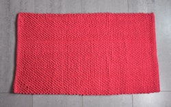 Plopp en röd badrumsmatta i 100% bomull från Gripsholm i mått 50 x 80 cm.