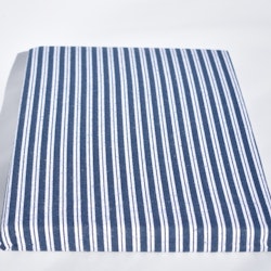 Påslakanset i en blå och vitrandig flanell till spjälsäng från Gripsholm i 100% bomull, mått 1 x 115 x 130 cm. 1 x 35 x 55 cm.