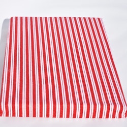Påslakanset i en röd och vitrandig flanell till spjälsäng från Gripsholm i 100% bomull., mått 1 x 115 x 130 cm. 1 x 35 x 55 cm.