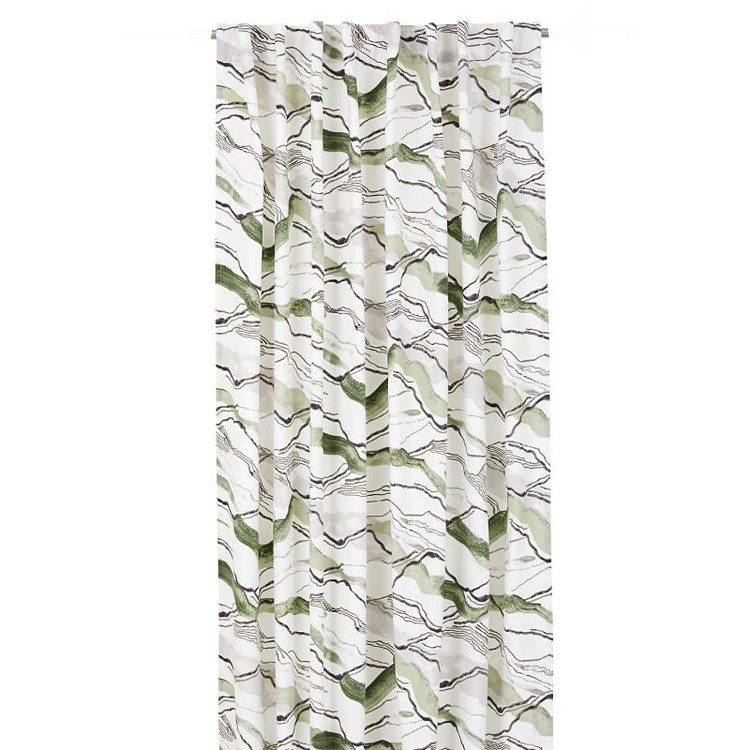 Vågad (grön) gardinset med dolda hällor från Boel & Jan. Mått 2 x 145 x 240 cm. Material: 100% bomull.