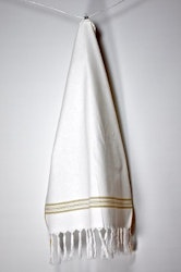 Ulla en kökshanduk i off-white med en beige rand i 100% bomull med fransar, mått 50 x 70 cm.