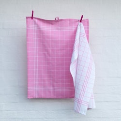 Hedda classic ett 2 pack kökshandukar med en vit och rosarutig och en rosa och vitrutig kökshandduk i 100% bomull från Noble house, mått 2 x 50 x 70 cm.