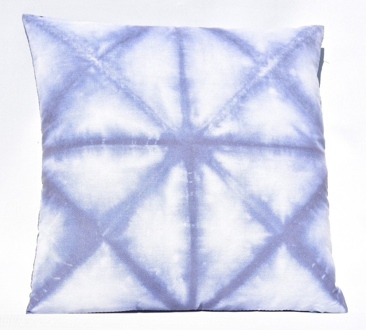Kudde batik i blå toner. Mått 45 x 45 cm. Kuddfodral 100% polyester. Innerkudde 100% polyester.