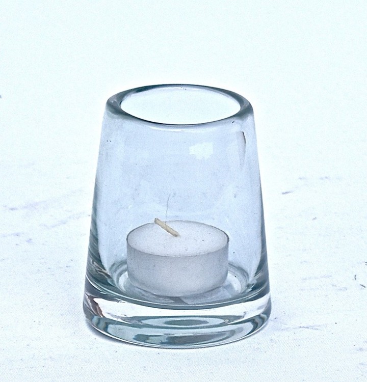 Värmeljushållare från Serholt i glas. Färg klar. Mått H 8 cm , D 7 cm.