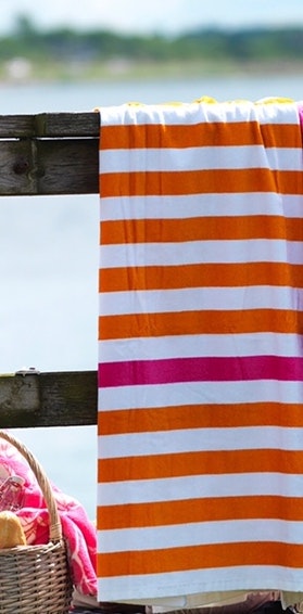 Badlakan i frotté. Färg: Vitt och orange randigt badlakan med en rosa rand.  Mått 90 x 150 cm. Material: Bomull. - Roomoutlet.se - Textilier och  inredning i Karlstad