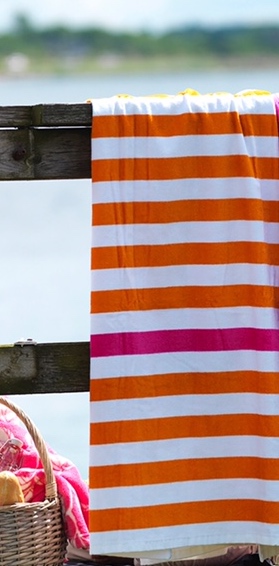Athena ett randigt frottébadlakan i vitt, orange och en rosa rand i 100% bomull från Noble house, mått 90 x 150 cm.