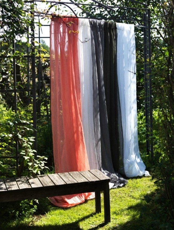 Gardinset Vistorp med två gardinlängder. Färg: Offwhite. Mått: 130 x 240 cm. Material: 100% polyester.