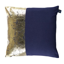 Kuddfodral Nora från Gripsholm. Färg: Blått med ett guldtryck. Mått: 50 x 50 cm. Material: 100% bomull.