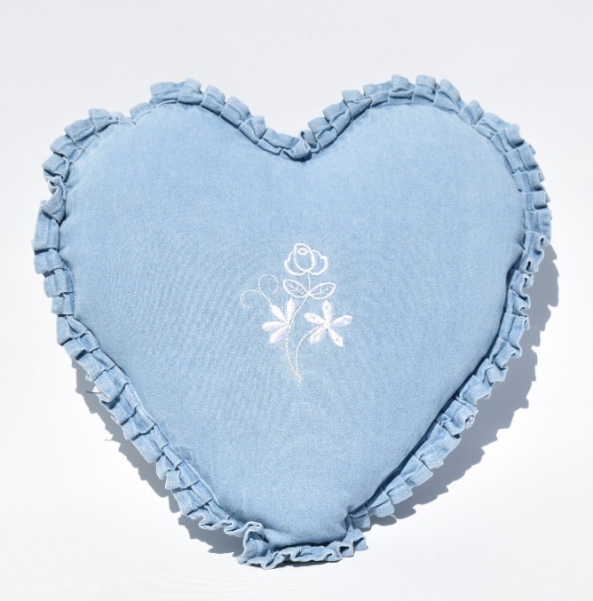 Emma en ljusblå hjärtformad prydnadkudde i jeanstyg med en brodyr i vitt från Boel & Jan.
