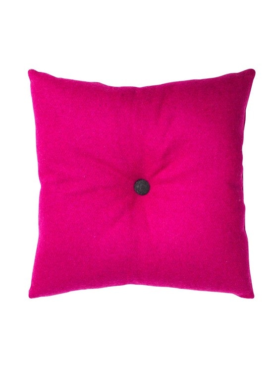Tekla wool en rosa prydnadskudde med en svart dekorativ knapp från Noble house.