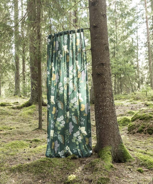 Marit ett grönt gardinset med gröna och svarta blad och med dolda hällor från Boel & Jan, mått 2 x 145 x 240 cm.