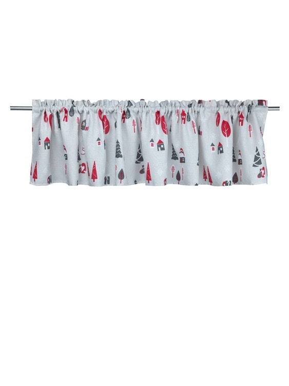Kivik en färdigsydd gardinkappa i ljusgrått med röda, grå och vita detaljer  från Noble house. - Roomoutlet.se - Textilier och inredning i Karlstad
