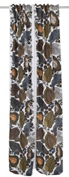 Höst ett vitt gardinset med ett mönster i rost, brunt, grått och grönt med multiband från Svanefors, mått 2 x 145 x 250 cm.