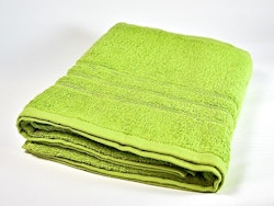 Soft ett grönt frottébadlakan i 100% bomull från Noble house, mått: 70 x 130 cm.