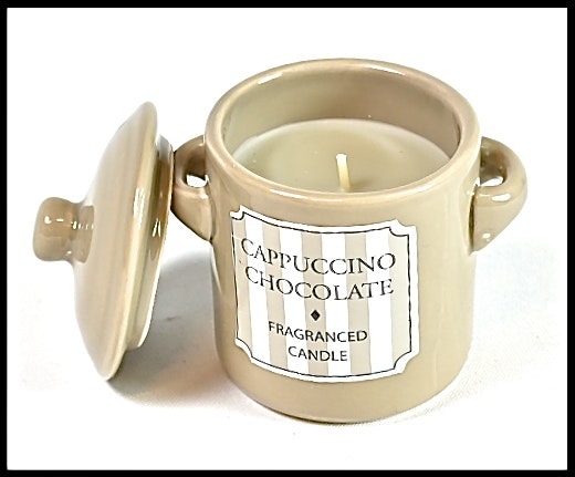 Doftljus i porslinsburk med lock. Doft: Cappuccino choklad.