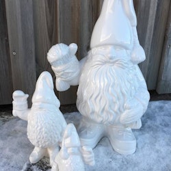 Vintertomten junior är en vit tomte i porslin från Cult design.