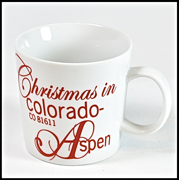 Choklad/kaffe/temugg Christmas in Colorado. Färg: Vit med röd text. Mått: H 8 cm, Dia 8 cm.