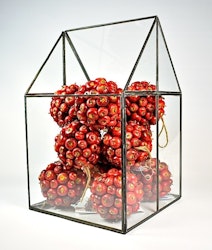 Äppelboll som även kan hängas. Färg Röd. Mått: Ca 11 cm i diameter.