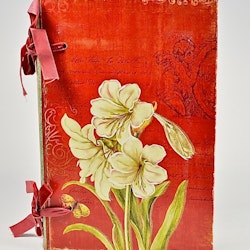 Boklåda i trä med ett juligt mönster. Färg: Röd. Mått: 31 x 21 x 7 cm.
