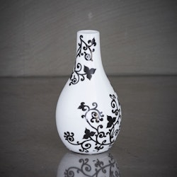 Blomvas Stilleben mini vase från Cult design i vitt med en svart blomslinga.