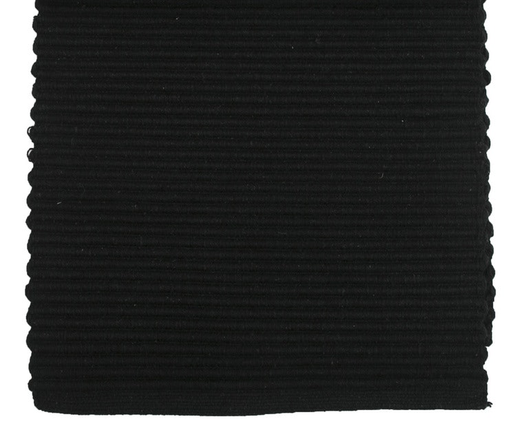 Pontus en svart matta i 100% bomull från Svanefors i mått 160 x 240 cm.