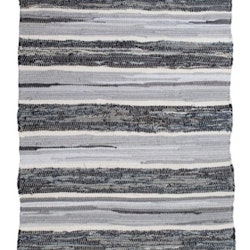 Regina en trasmatta i gråa toner från Svanefors i mått 160 x 230 cm.