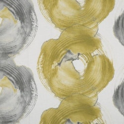 Östen ett gardinset i vitt med ett mönster i grått och gult med multiband från Svanefors, mått 2 x 130 x 250 cm.