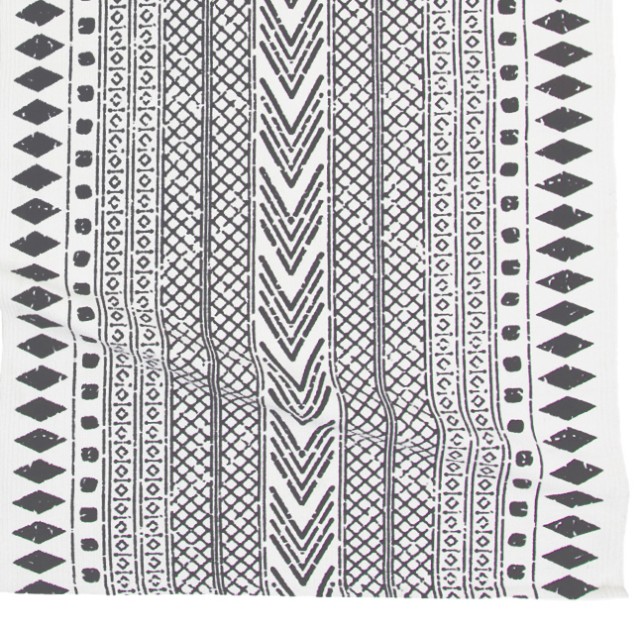 Etnisk en bomullsmatta med tryck. Färg: Vit med ett grått tryckt mönster.