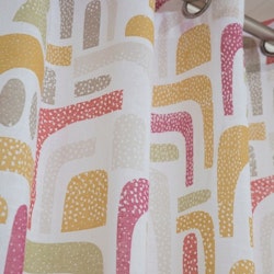 Design ett gardinset med öljetter. Färg: Vit med ett tryck i rosa, röda, gula beiga färger.
