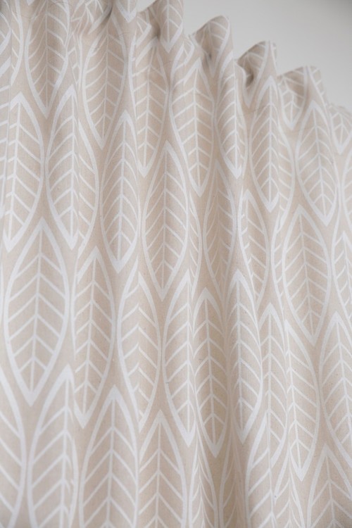 Blade ett gardinset i en lite grövre vävd polyester. Färg: Linnefärgad med tryckta vita blad.