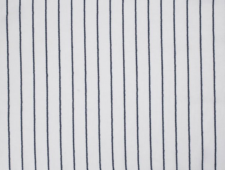 8608 ett gardinset i vitt med en vävd blå rand. Färg: Vit med blåa ränder.