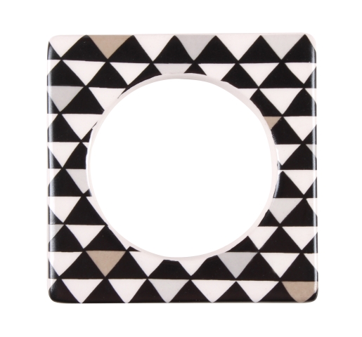 Change ljusmanchett från Cult design. Färg: Vit med ett målat mönster med trianglar i svart, beige och grått.