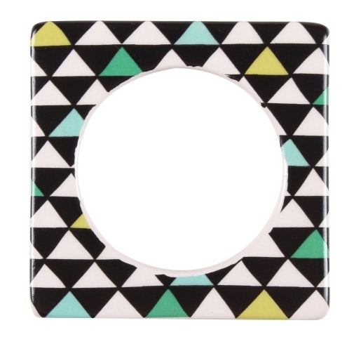Change ljusmanschett från Cult design. Färg: Vit med ett målat mönster med trianglar i svart, grönt, lime och mörkgrönt.