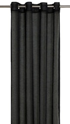 Boris ett tunt svart gardinset med öljetter från Svanefors, mått 2 x 135 x  250 cm.