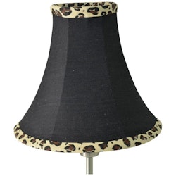 Elvira en lampskärm som är kantad och fodrad med ett leopardmönstrat tyg. Färg: Svart med med ett leopardmönstrat tyg.