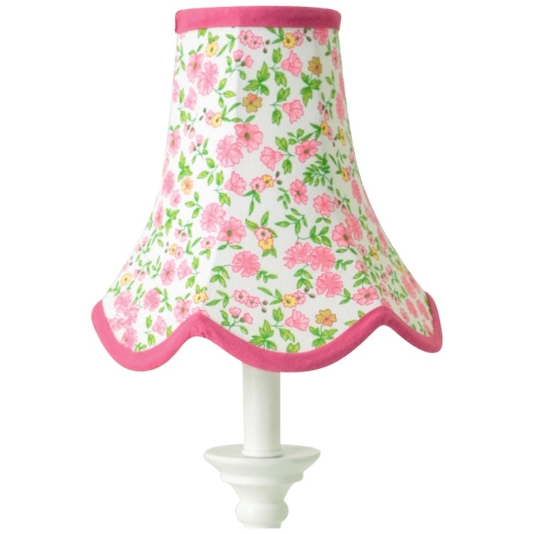 Doris en lampskärm från Boel & Jan med vågad kant. Färg: Vit med rosa och gula blommor med gröna blad och rosa kantband.