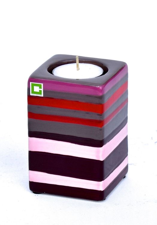 Kub Stripy warm värmeljushållare från Cult design. Färg: Mullvad, rosa, och röd.