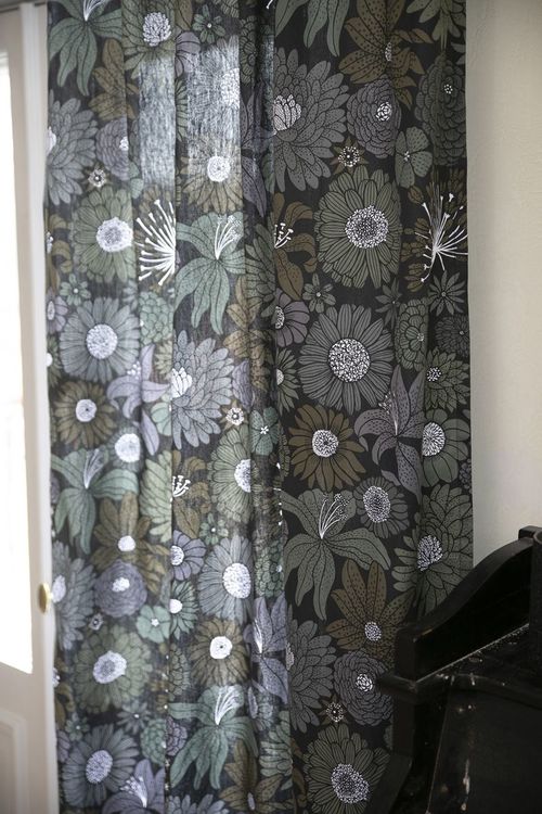 Fiona ett härligt gardinset med svart botten och gråa och gröna blommor med multiband, mått 2 x 115 x 245 cm.