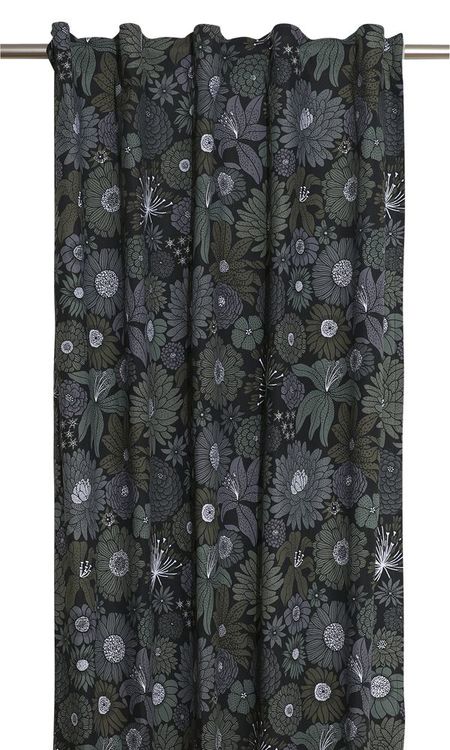 Fiona ett härligt gardinset med svart botten och gråa och gröna blommor med multiband, mått 2 x 115 x 245 cm.
