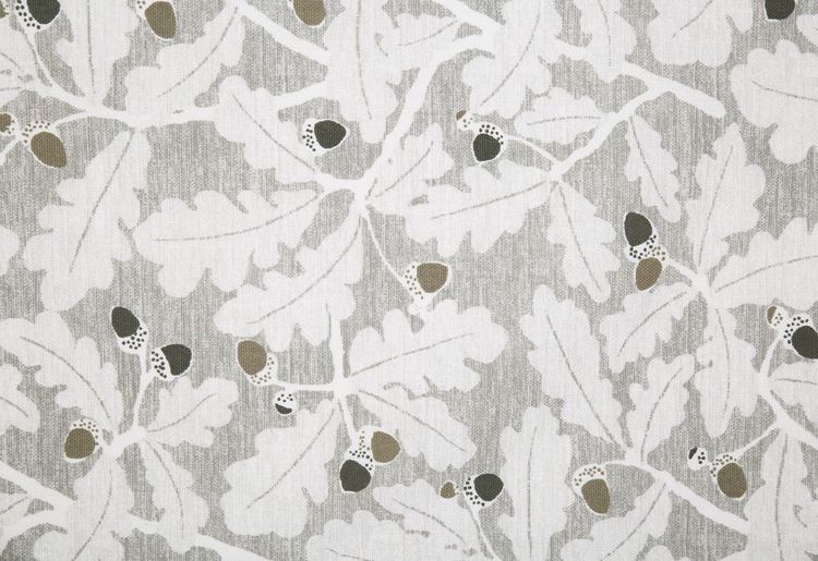Acorn ett härligt gardinset med multiband. Färg: Grå med vita blad och bruna och svarta ekollon.