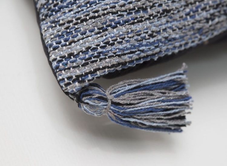 Indo en bomullsmatta med härliga tofsar. Mått: 70 x 140 cm. Färg: En melerad matta i blåa toner.