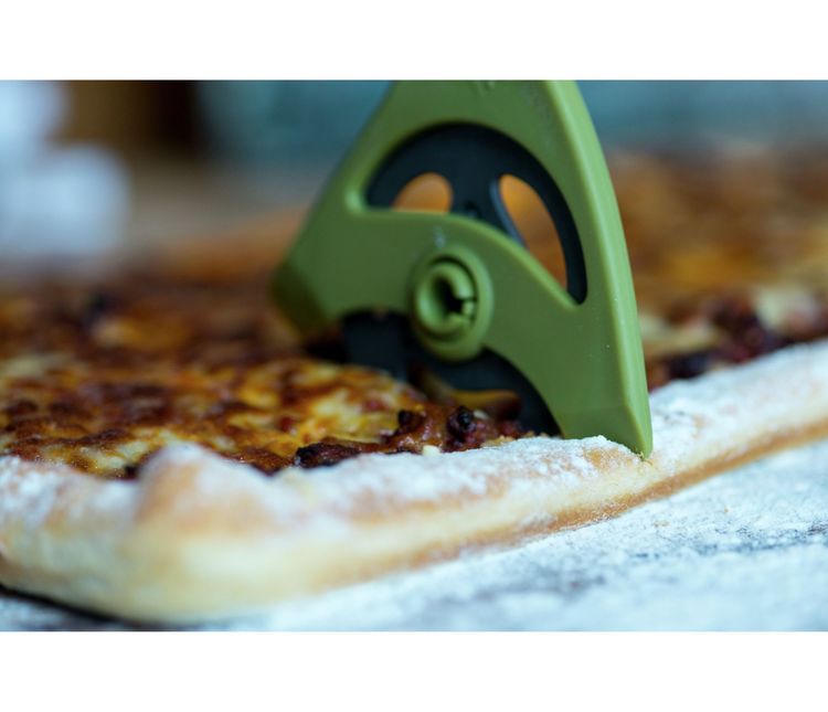 Sliceit en grön pizzaskärare/pizzahjul från Hackit, längd 23 cm.