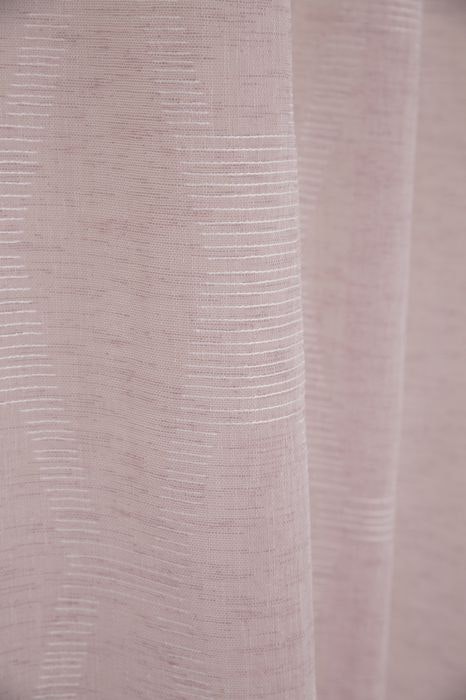 Mild ett skirt rosa gardinset med ett broderat mönster i vitt multiband från Svanefors, mått 2 x 140 x 250 cm.