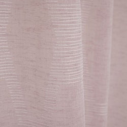 Mild ett skirt rosa gardinset med ett broderat mönster i vitt multiband från Svanefors, mått 2 x 140 x 250 cm.